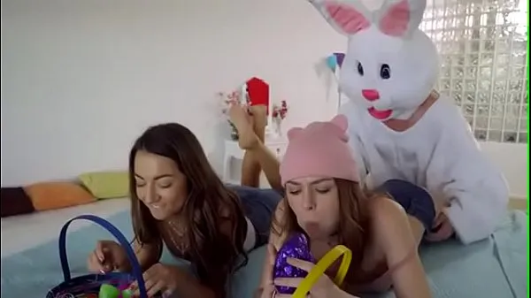 Tampilkan Easter bunny lays eggs inside her Klip energi
