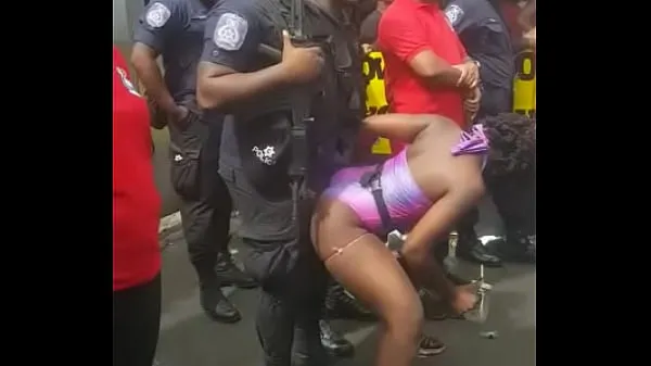 Show Popozuda Negra Sarrando at Police in Street Event energy Clips