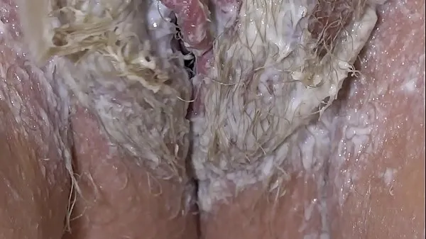 Eine mollige Milf rasiert eine sehr haarige Muschi im Badezimmer. Hausgemachter Fetisch und Nahaufnahmen von rosa Fotze. Magst du rasiert oder haarigEnergieclips anzeigen