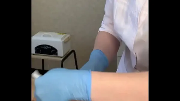 The patient CUM powerfully during the examination procedure in the doctor's hands 에너지 클립 표시