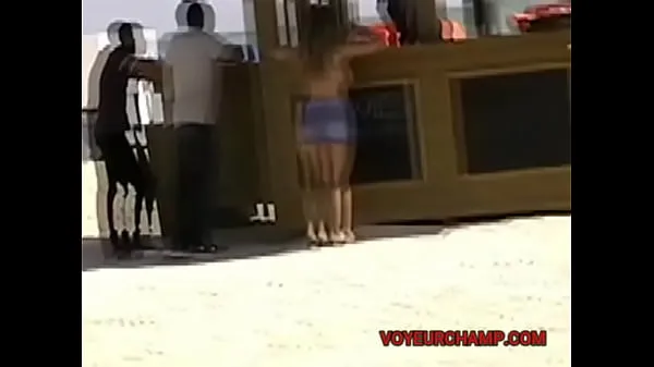 显示EW and Part 1 - Wife flashing her smooth cunt to random men on a public beach能量剪辑