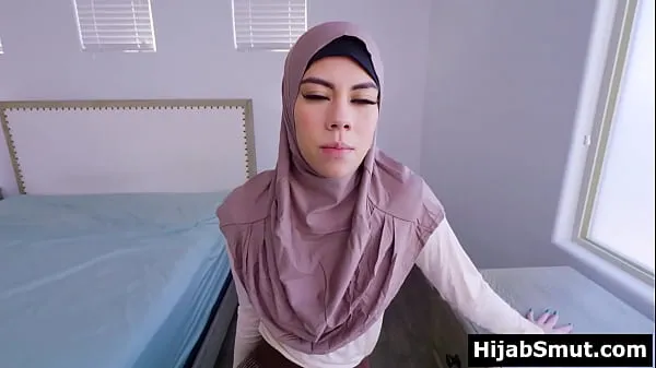 Die schüchterne muslimische junge Frau Mila Marie trägt beim Ficken ihren HijabEnergieclips anzeigen