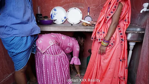 Показать Индийская семья на кухне XXX на хиндиэнергетические клипы