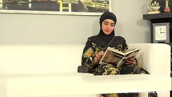 Une douce femme en hijab a essayé la bite du vendeur au lieu de nouveaux vêtements