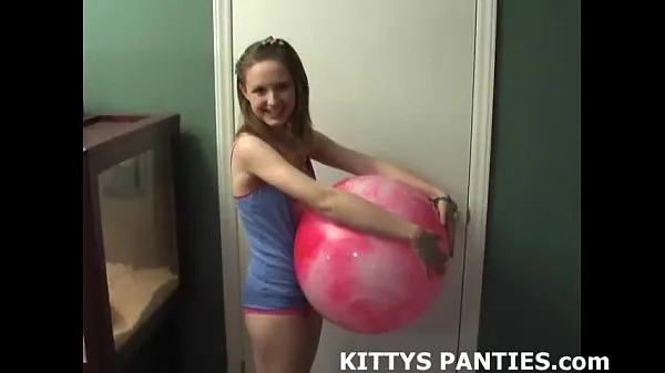 Innocent Teen Kitty mit einer sexy Pyjama-PartyEnergieclips anzeigen
