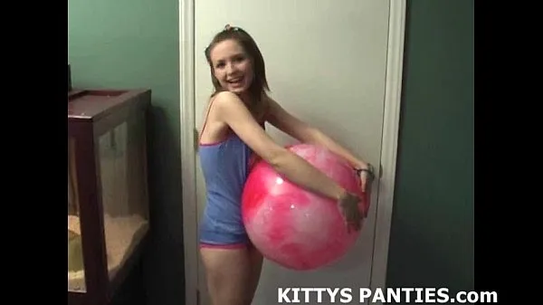 Die 18-jährige Kitty feiert ihre erste PyjamapartyEnergieclips anzeigen